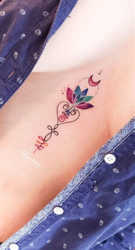 tatuajes entre los pechos para mujer|Tatuajes de pecho de mujer